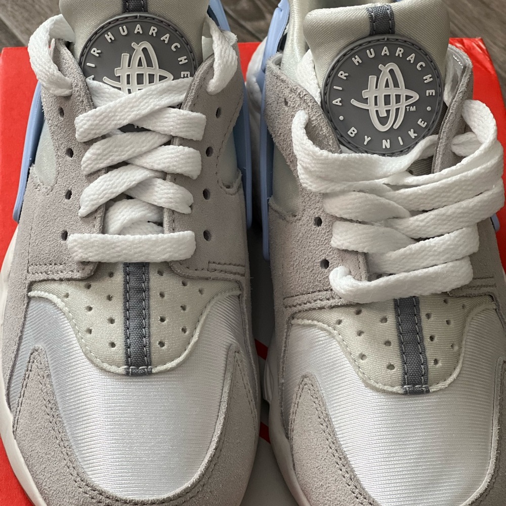 Nike White and Blue Athletic Shoes - Picture 3 of 9